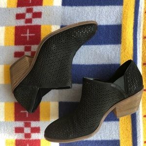 Like New! Vince Camuto Black Leather Cut Out ankle Booties Size 8.5/39